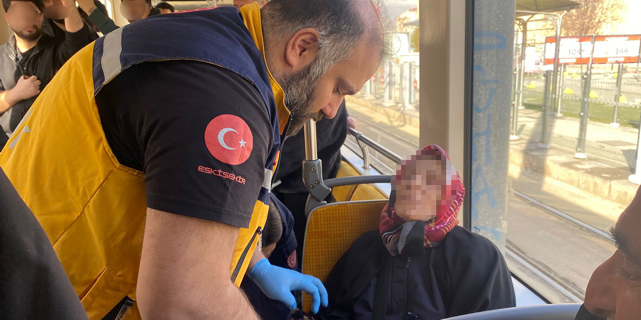 Eskişehir'de tramvayda panik anları: Yaşlı kadın fenalaştı