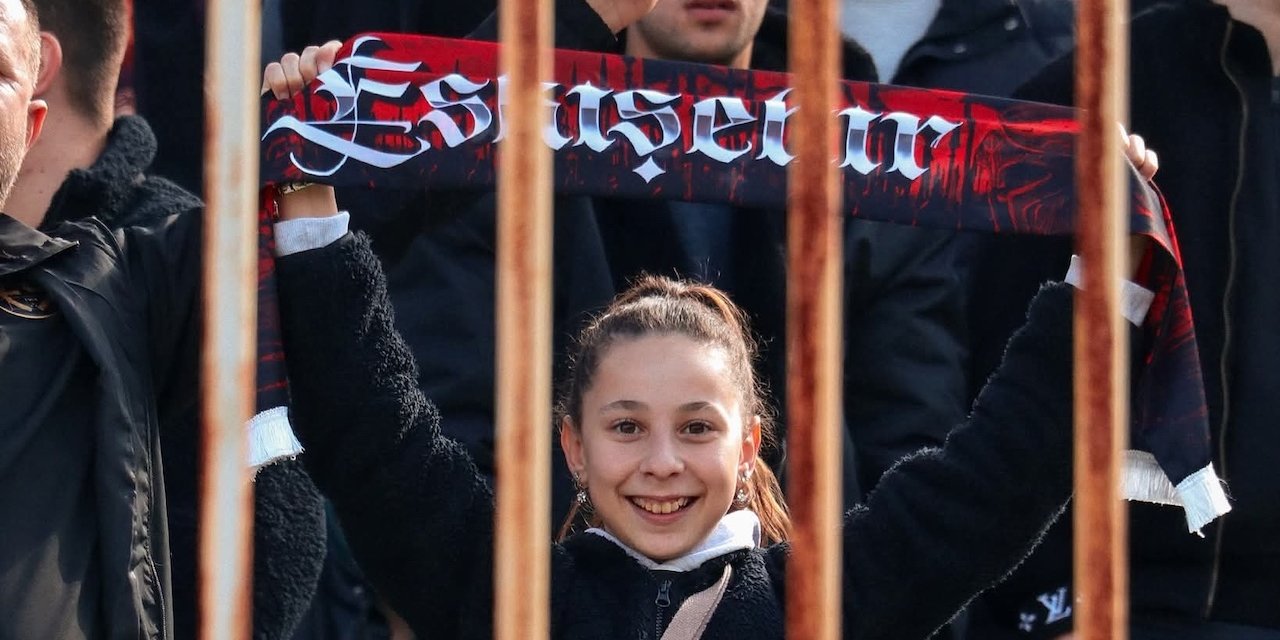 Taraftar şovunu yaptı