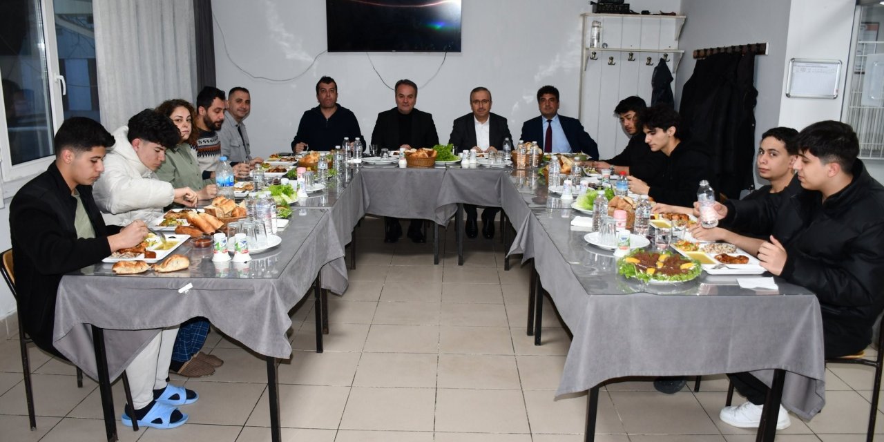 Eskişehir İl Milli Eğitim Müdürü Aydın öğrencilerle iftar yaptı