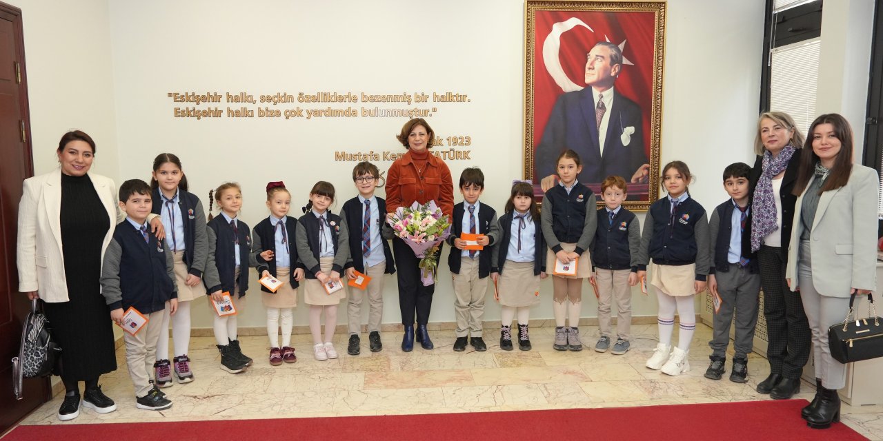 Eskişehir'de minikler Ayşe Ünlüce'yi ziyaret etti