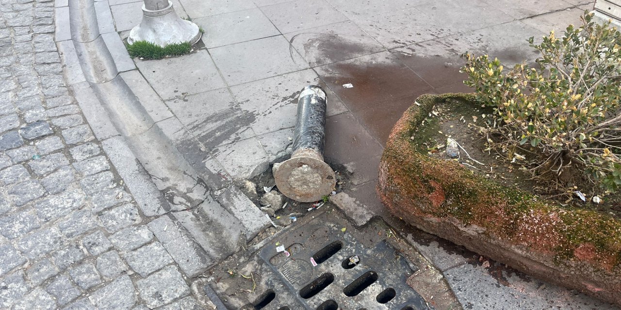 Eskişehir'de kırık duba tehlike oluşturuyor