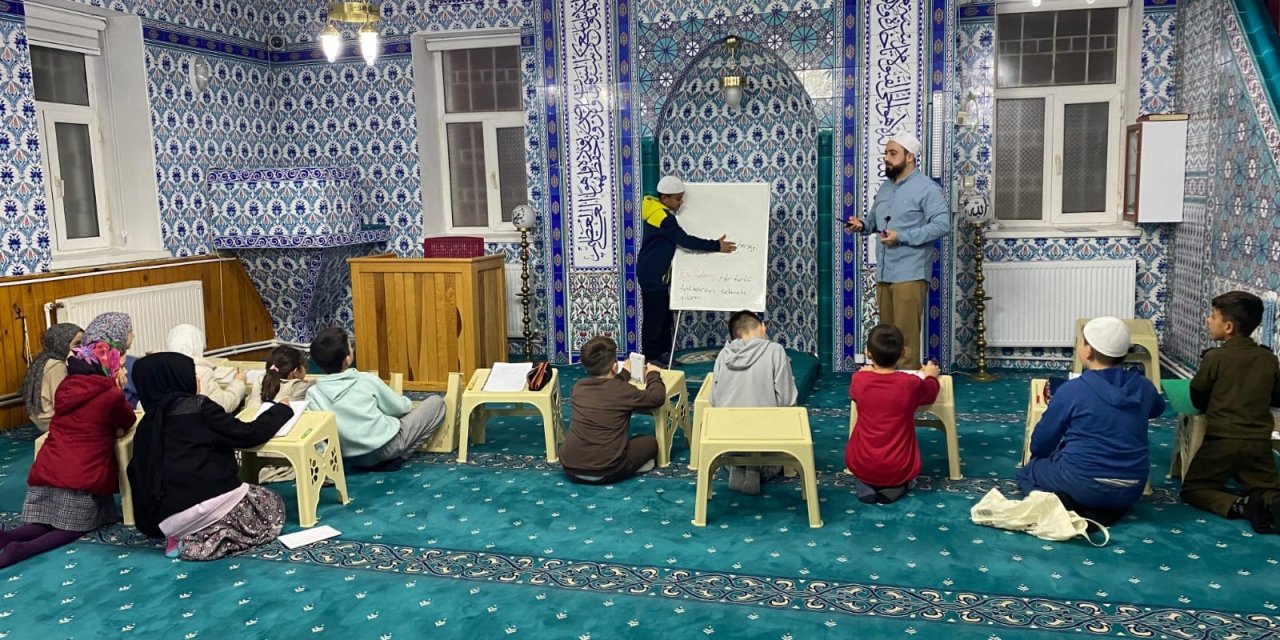 Kırka'da Ramazan'da camiler dolup taştı