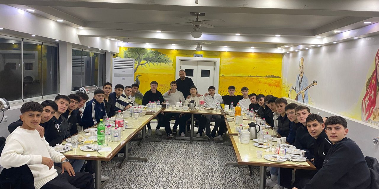 Şampiyonluğu yemekte kutladılar