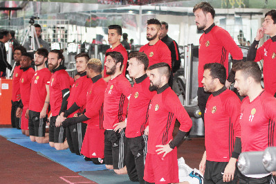 "PARAMIZ YOK AMA MUTLUYUZ