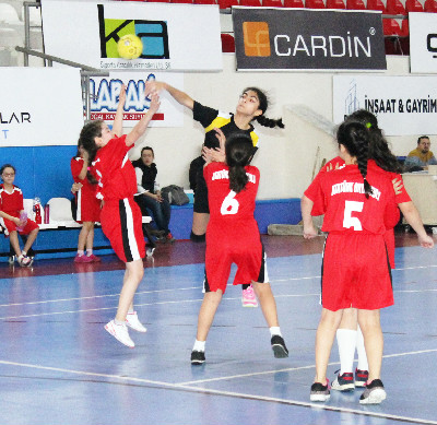 KÜÇÜK KIZLARIN BÜYÜK MÜCADELESİ