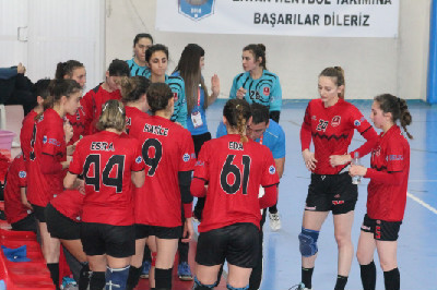 KIZLAR GALİBİYET PEŞİNDE