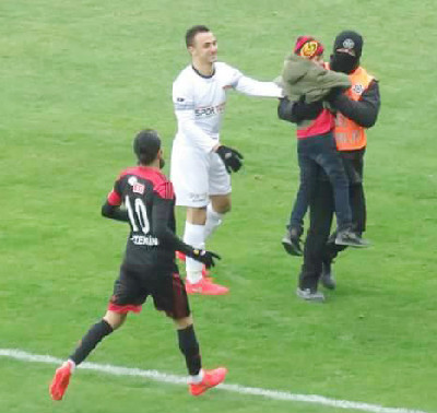 MİNİK TARAFTAR KENDİNİ TUTUMADI