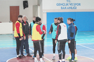 ES-ES SALONDA ÇALIŞTI