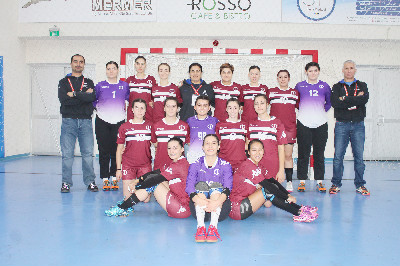 HENTBOLCU KIZLAR ZORLU MAÇLARDA