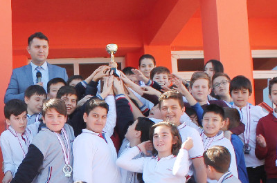 BAŞARILI ÖĞRENCİLERE KUTLAMA