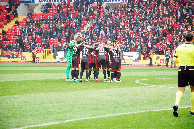 ŞAMPİYONLUK ÇİN  AYAĞA KALKIN