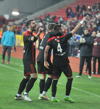 BÖYLE ÇAKARSA  RÜZGARI ARKASINA ALIR