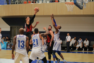 BASKETÇİLER SERİ PEŞİNDE