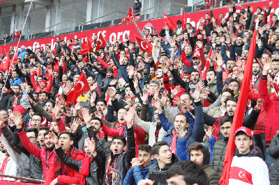 MİLLİ TAKIM NASIL DESTEKLENİR HERKES GÖRDÜ