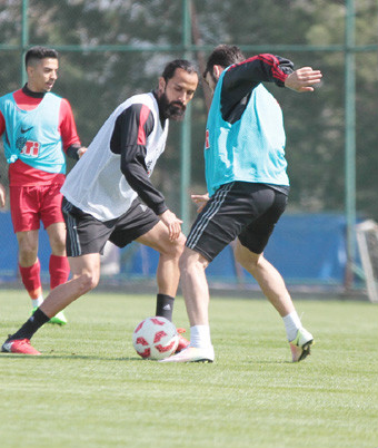 ERKAN YARIM BIRAKTI  HÜRRİYET DÜZ KOŞUDA