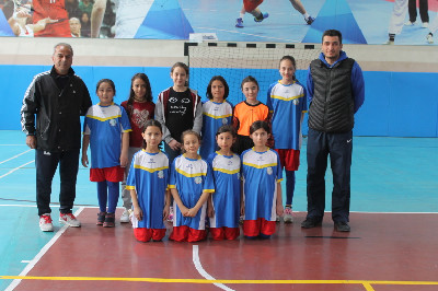 KÜÇÜK KIZLAR FUTBOLDA BÜYÜLÜYOR