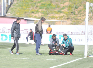 AYAĞI KOPSA DA OYNAR