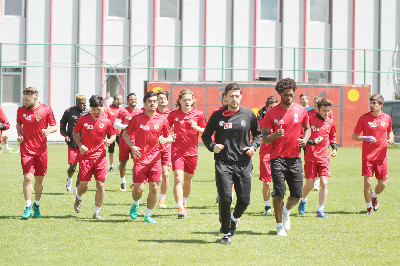 GENÇLER ANTRENMANDA