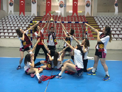 BU KIZLAR YİNE  TARİH YAZDILAR