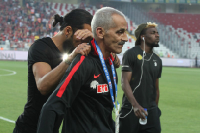 YİNE ACININ RENGİ  SİYAH KIRMIZI