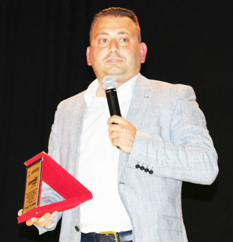 ES-ESİN ARKASINDA DEĞİL, YANINDA OLUN