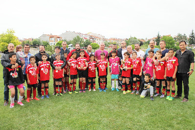 MADALYALARI BABALARA HEDİYE ETTİLER