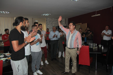 ÜNAL FUTBOLCULARLA VEDALAŞTI