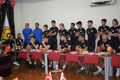 ÖZEÇOĞLU TAKIMLA BULUŞTU