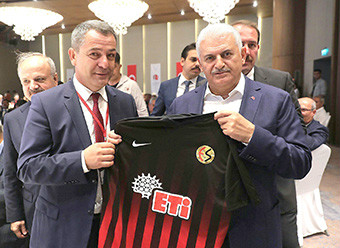 BAŞBAKAN YILDIRIMA  ES-ES FORMASI VERDİ