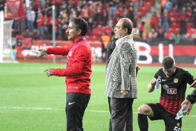 Yücel Hoca ilk sınavı geçti