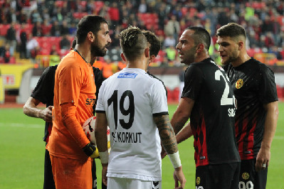 TRİBÜNE ÇIKSAYDIN!