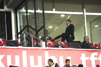 HALİL ÜNAL LOCADA İZLEDİ