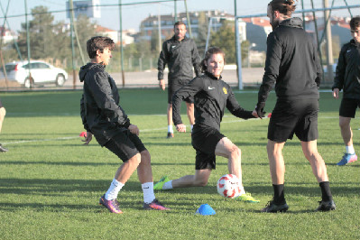 GENÇLER DE ÇIKIYOR