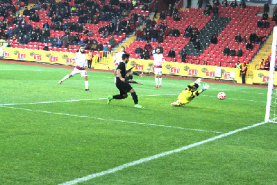 AYAKLARI YERE SAĞLAM BASACAK