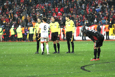 ES-ES KAR TANESİ GİBİ  İÇTEN İÇE ERİYOR