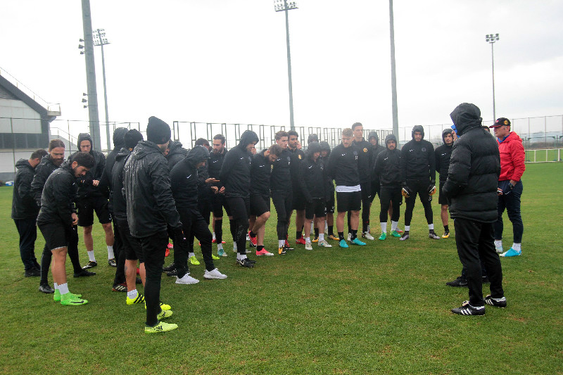 ŞİMŞEKLER YAĞMURDA ÇALIŞTI