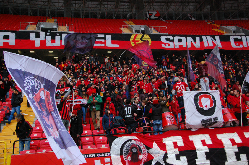 EFELER GENÇLİK AÇILIYOR