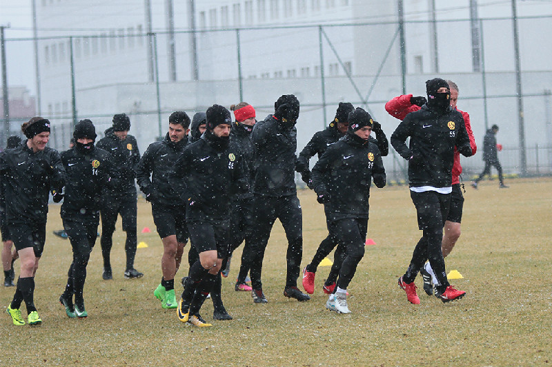 ŞİMŞEKLER KAMPA GİRİYOR