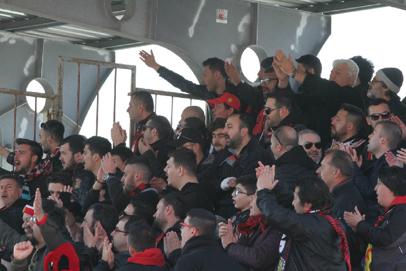 KIRIK KOLLA MAÇA KOŞTU