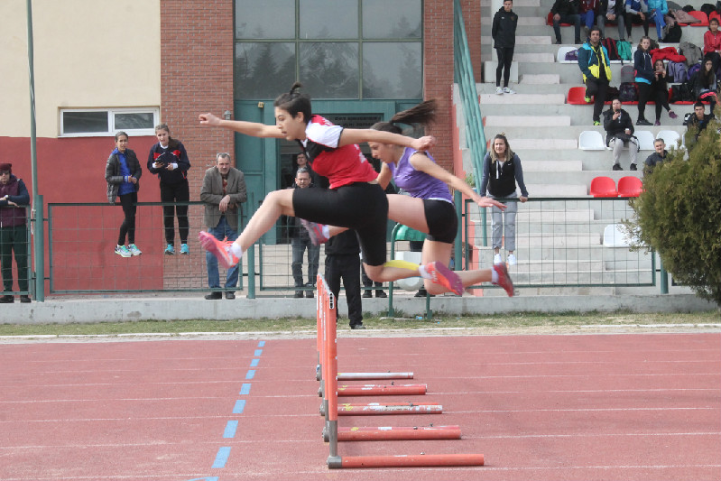 ATLETİZMDE OKULLAR KAPIŞTI