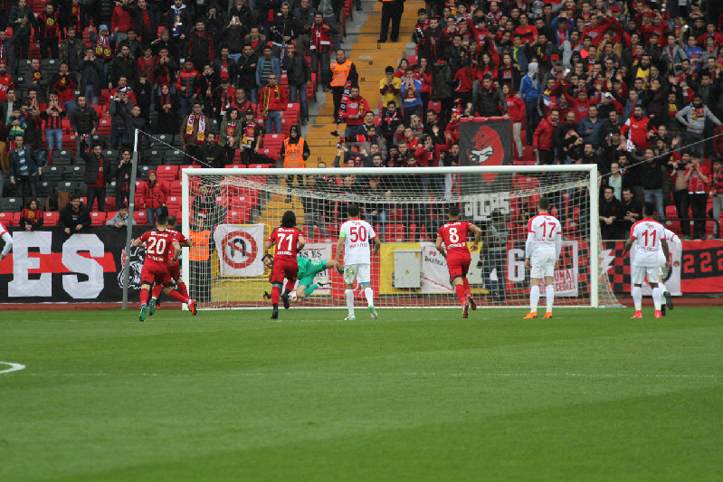 PENALTIYI KURTARIYORDU