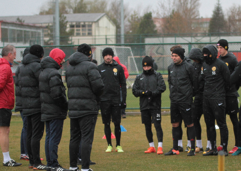 YAĞMURDA ÇALIŞTILAR