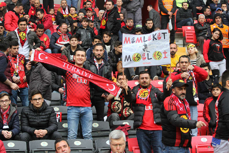 TRİBÜNDE GÖRSEL ŞOV VAR