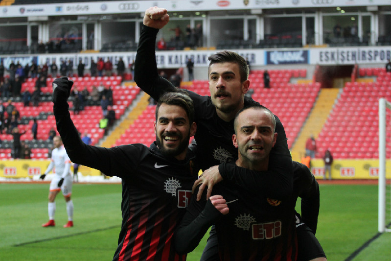 ES DELİ RÜZGARLARLA