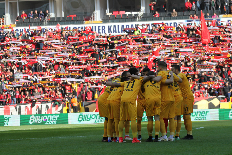 BİRBİRİMİZE  SARILALIM  GERİSİ  KOLAY