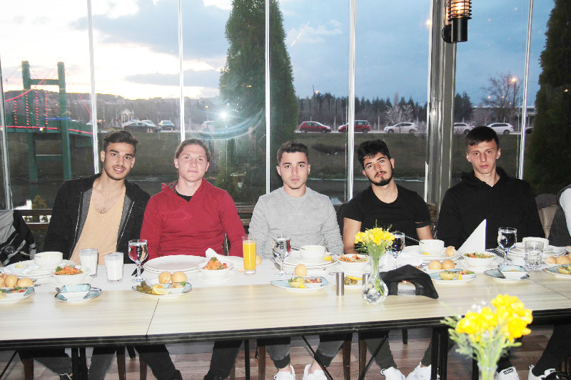 MORAL YEMEĞİNDE BULUŞTULAR