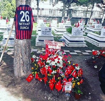 ŞEHİTİN MEZARINA  ES-ES FORMASI