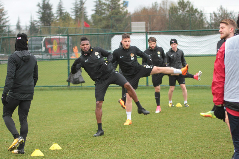 YAĞMUR ALTINDA ÇALIŞMA