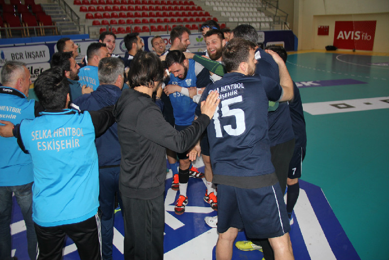 BETON ADAMLAR EZİP GEÇECEK