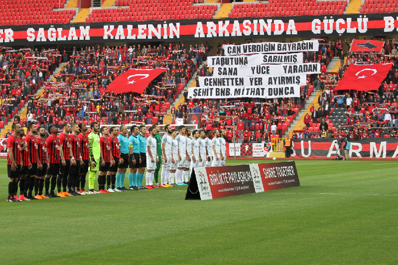 TARAFTAR VE FUTBOLCU BİR BÜTÜNDÜR